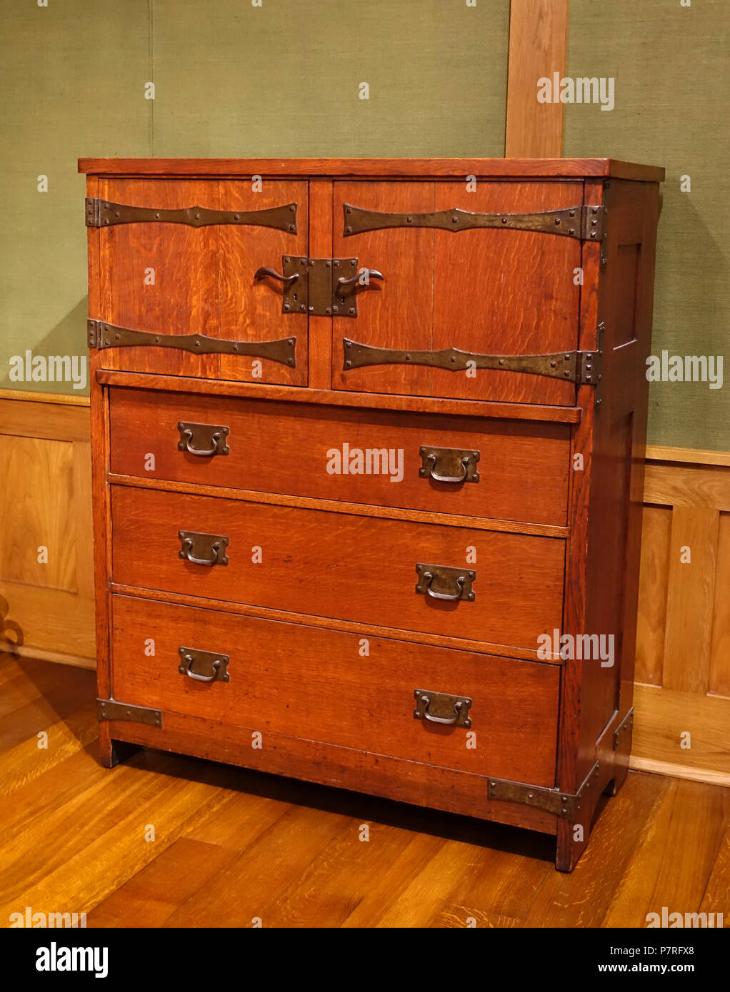 Anglais : Exposition dans le Dallas Museum of Art, Dallas, Texas, USA. 7 mai 2017, 17:36:14 247 Linen Chest, Gustav Stickley, John Seidemann, United l'artisanat, Eastwood, New York, conçu c. 1903, le chêne, le fer - Dallas Museum of Art - DSC05192 Banque D'Images