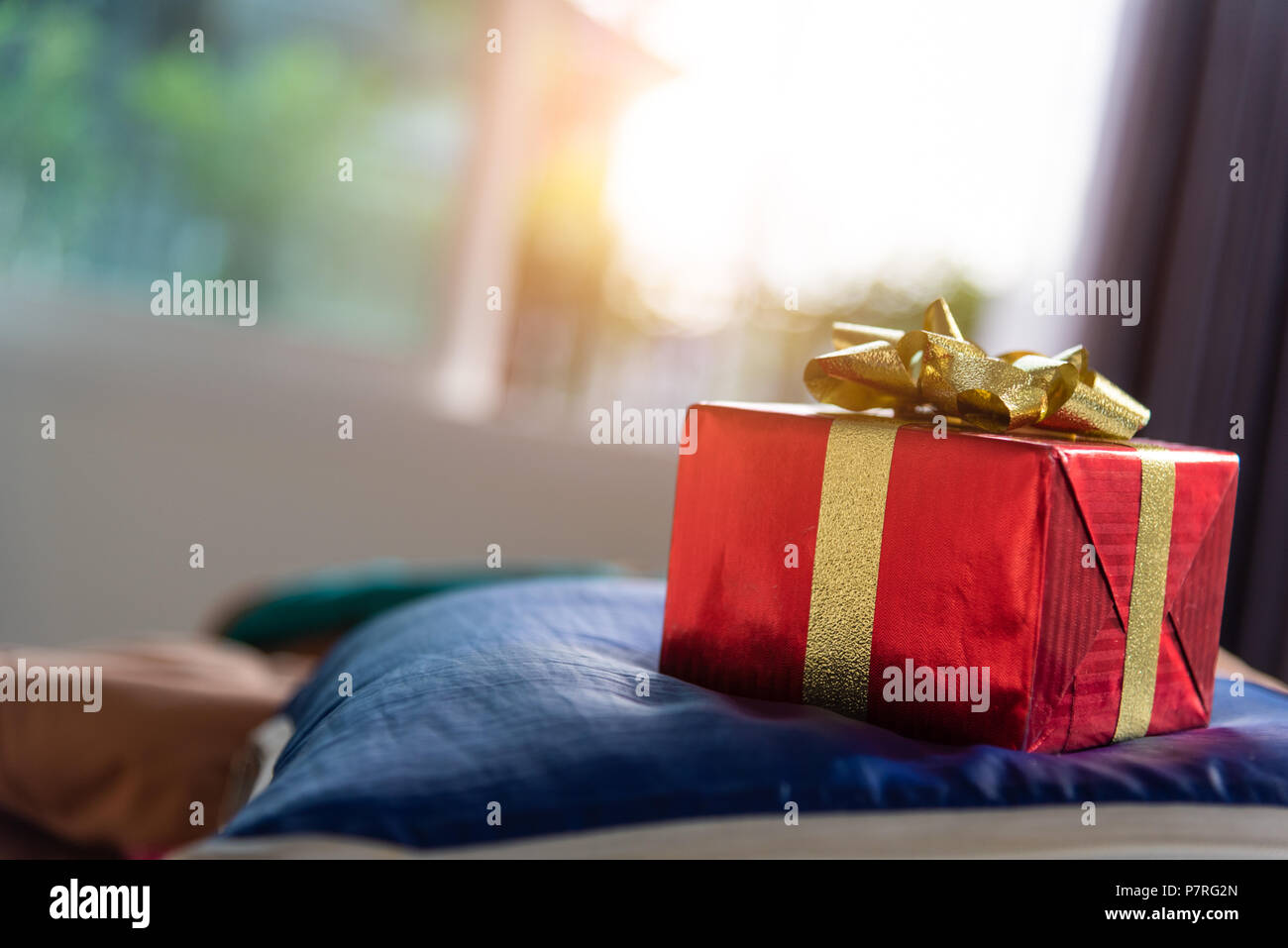 Boite Cadeau Dans La Chambre Maison De Vacances Et D Anniversaire De Votre Concept Anniversaire Surprise De Saint Valentin Et Concept Noel Et Nouvel An Theme Decoration Et De L Objet Photo Stock Alamy Boite Cadeau Dans La Chambre Maison De Vacances Et D Anniversaire De Votre Concept Anniversaire Surprise De Saint Valentin Et Concept Noel Et Nouvel An Theme Decoration Et De L Objet Photo Stock Alamy