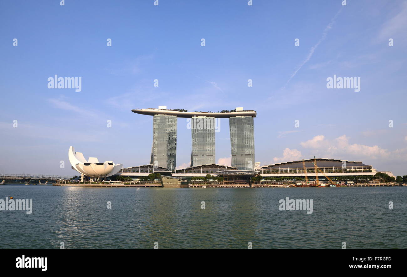 APR, 2018 : SINGAPOUR Singapore city skyline avec Marina Bay Sands, Musium ArtScience vue depuis le pont de l'Esplanade Banque D'Images