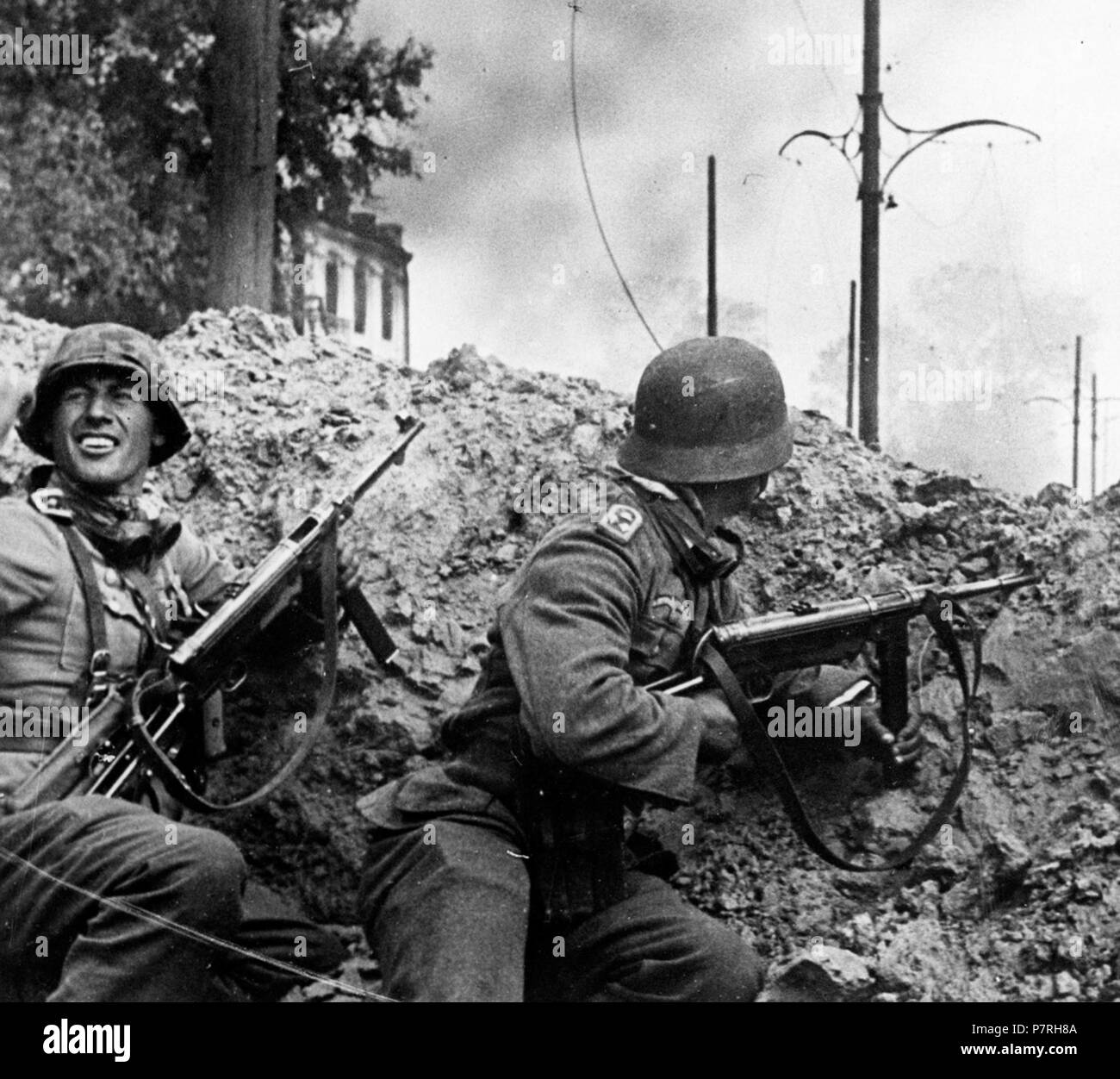 Italiano : Soldati tedeschi della 24. Panzer-Division dans azione durante i combattimenti per la Stazione di meridionale Stalingrado 15 settembre 1942 Le Français : les soldats allemands de la 24e Panzer Division en action pendant les combats pour le sud de la gare de Stalingrad, le 15 septembre 1942 . Prise le 15 septembre 1942 924. PzD Stalingrad 1509 1942 Banque D'Images