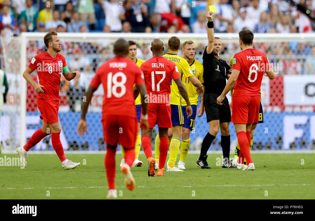 Arbitre Bjorn Kuipers Donne Un Carton Jaune à Langleterre