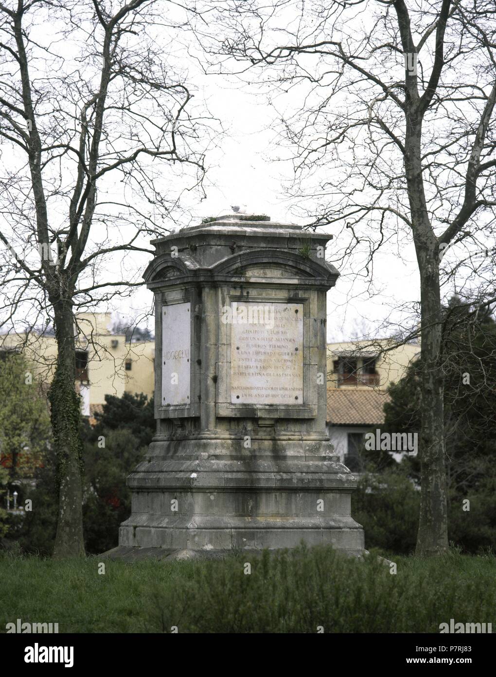 L'Espagne. Pays Basque. L'île de faisans. Monolithe construit au centre de l'île pour commémorer la réunion où le traité des Pyrénées a été négocié en 1659. Banque D'Images