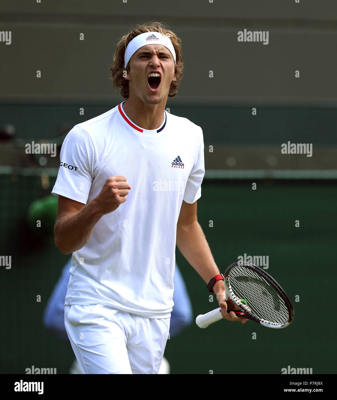 Alexander Zverev réagit le sixième jour des championnats de Wimbledon au All England Lawn tennis and Croquet Club, Wimbledon. Banque D'Images