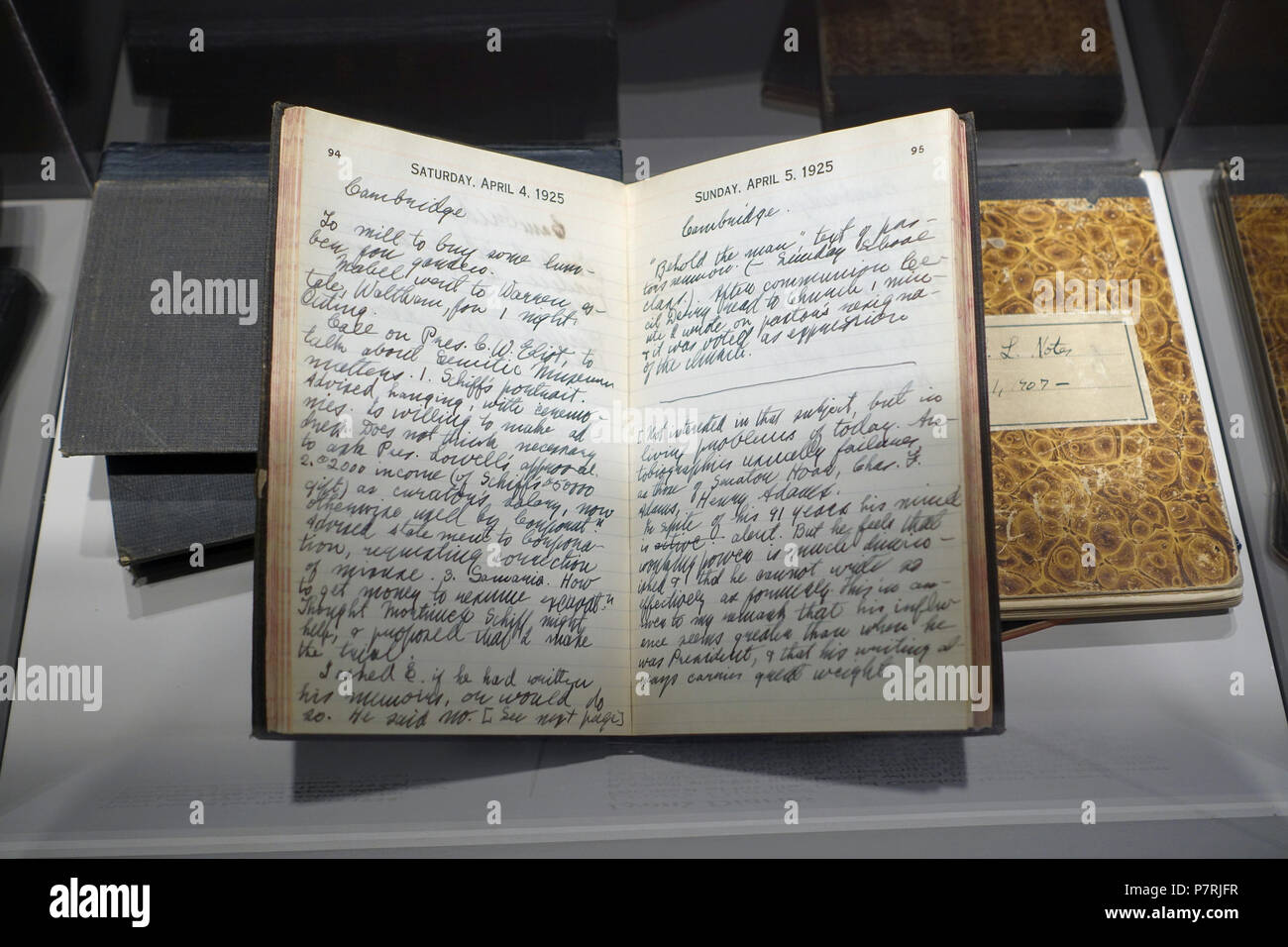 Anglais : Exposition dans le Musée sémitique de Harvard, Harvard University, Cambridge, Massachusetts, USA. Ce travail est assez vieux pour qu'il soit dans le . 3 avril 2016, 13:53:01 132 Journaux intimes, David Gordon, a ouvert à Lyon les 4 et 5 avril, 1925 - Harvard Musée sémitique - Cambridge, MA - DSC06069 Banque D'Images