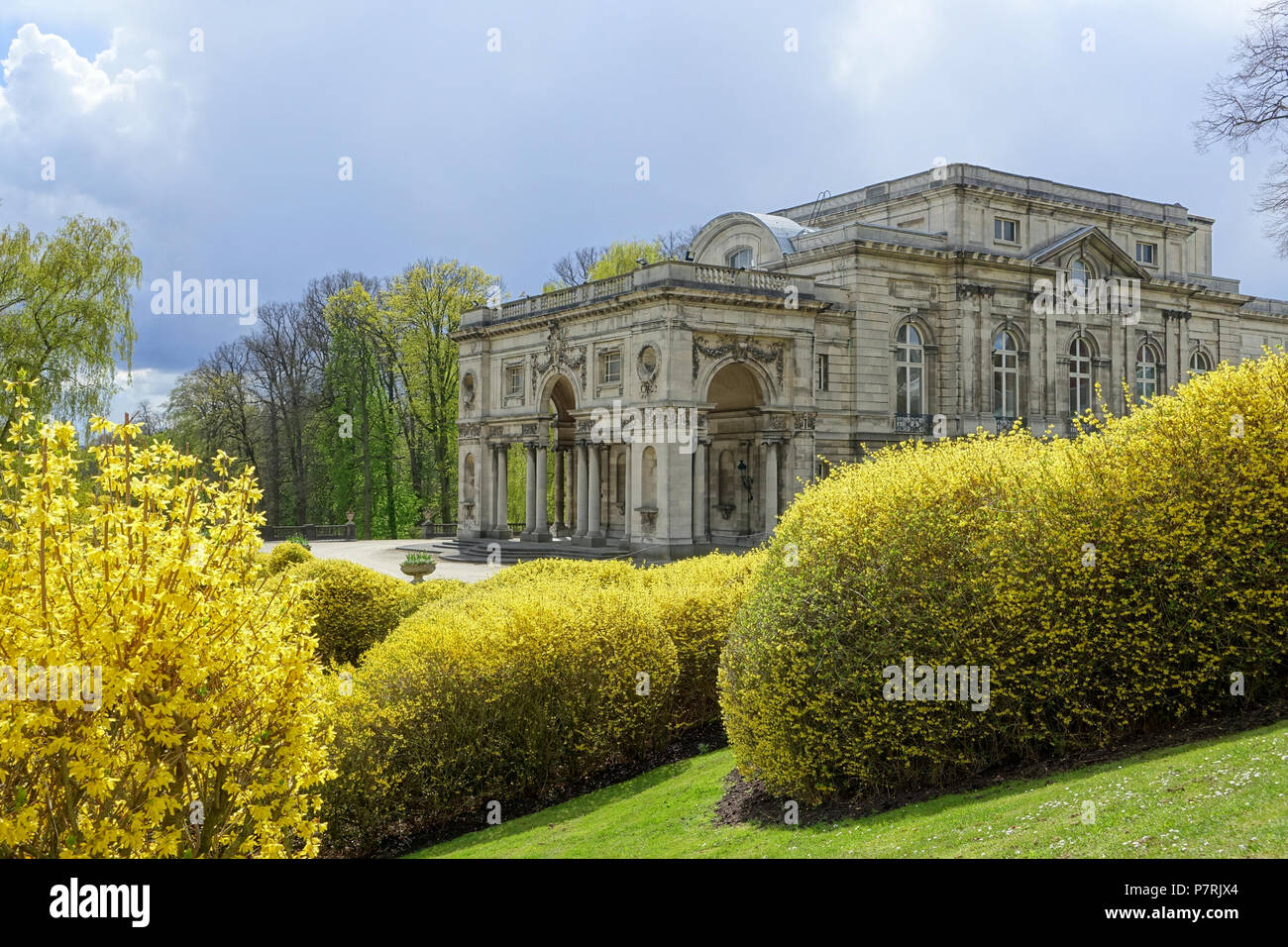 Anglais : nord-est de l'aile - Château Royal de Laeken, Bruxelles, Belgique. 17 avril 2016, 06:46:31 aile nord-est 289 - Château Royal de Laeken, Bruxelles, Belgique - DSC07099 Banque D'Images