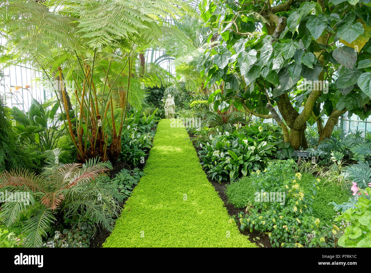Anglais : sculpture dans les Serres Royales de Laeken - Château Royal de Laeken, Bruxelles, Belgique. 17 avril 2016, 07:40:49 200 - Les Serres Royales de Laeken Huntress - Château Royal de Laeken, Bruxelles, Belgique - DSC07328 Banque D'Images