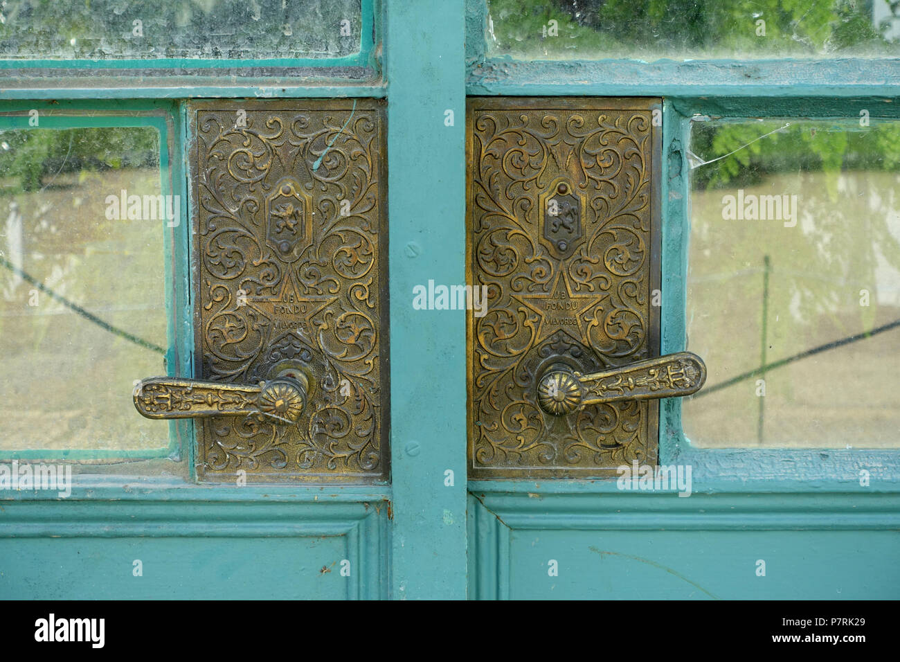 Anglais : poignées de porte - Royal de Laeken Les Serres - Château Royal de Laeken, Bruxelles, Belgique. 17 avril 2016, 07:56:23 135 - poignées de porte royale de Laeken Les Serres - Château Royal de Laeken, Bruxelles, Belgique - DSC07394 Banque D'Images