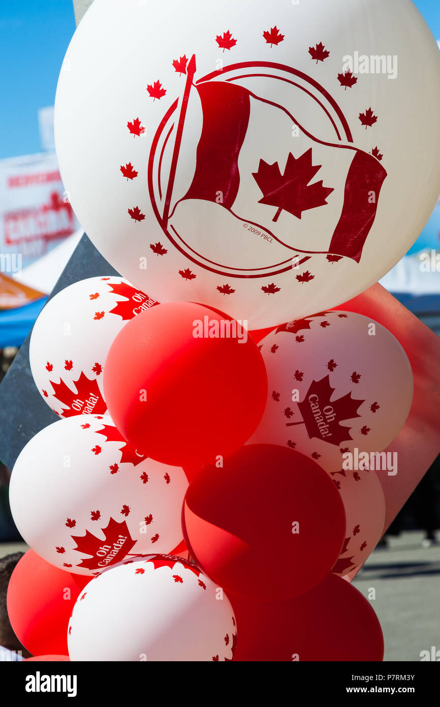 Baloons rouge et blanc lors de la fête du Canada 2018 à Steveston (Colombie-Britannique) Banque D'Images