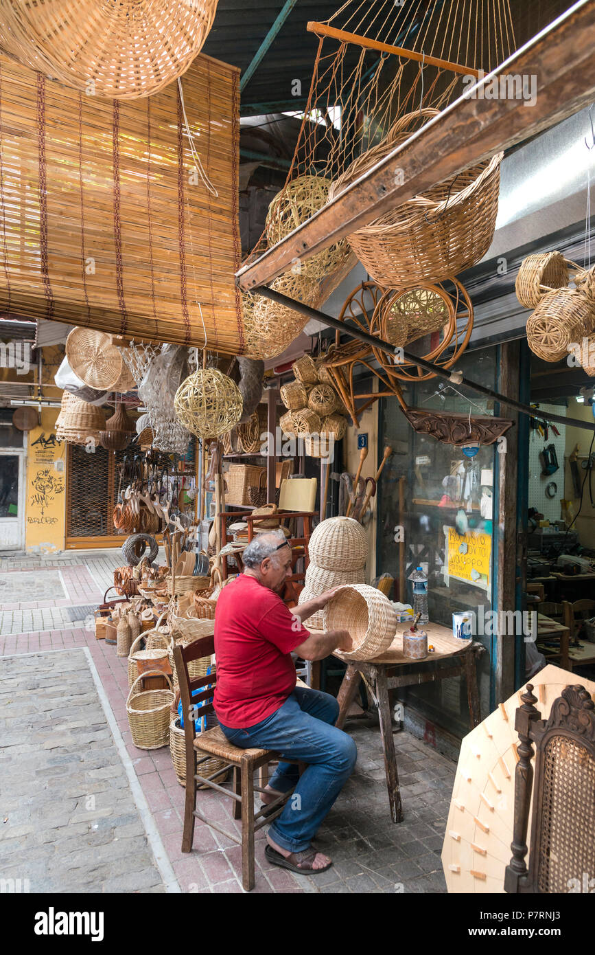 Canne Makeing paniers dans la Marché Modiano, Thessalonique Macédoine, la Grèce du Nord Banque D'Images