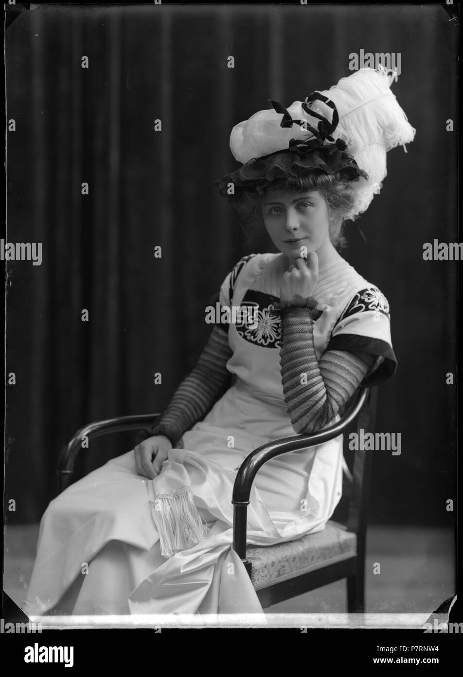 Astri Torsell Skärseld j som Helga Schenk, Dramatiska teatern (Dramaten) 1908. Glasnegativ Torsell 28 Astri comme Helga Schenk dans Skärseld au Dramaten 1908 - Le symbole - GT038 Banque D'Images