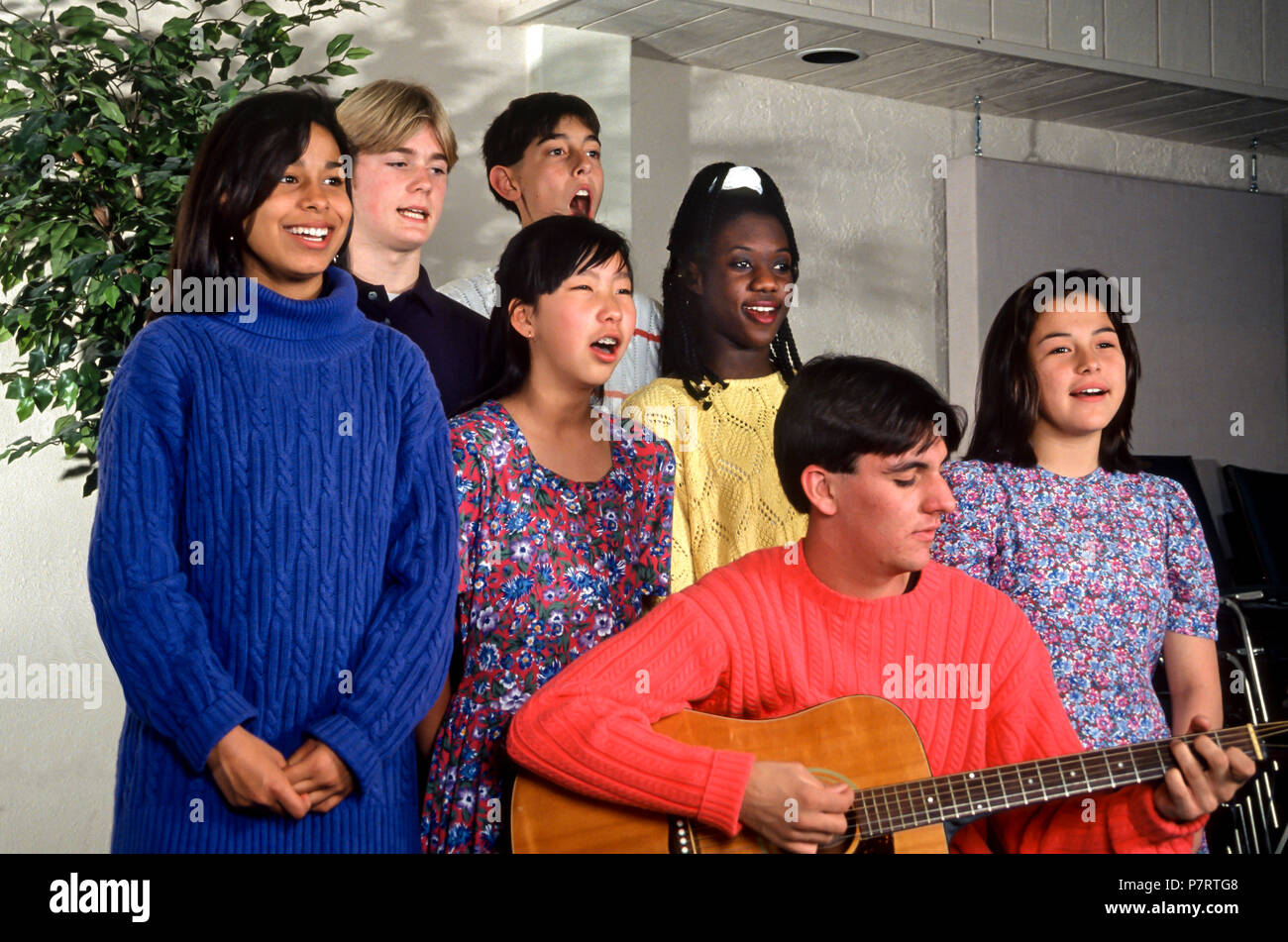 Groupe d'adolescent avec guitare chantant joyeusement sur scène Monsieur © Myrleen multi ethnic Pearson. R © Myrleen Pearson Banque D'Images