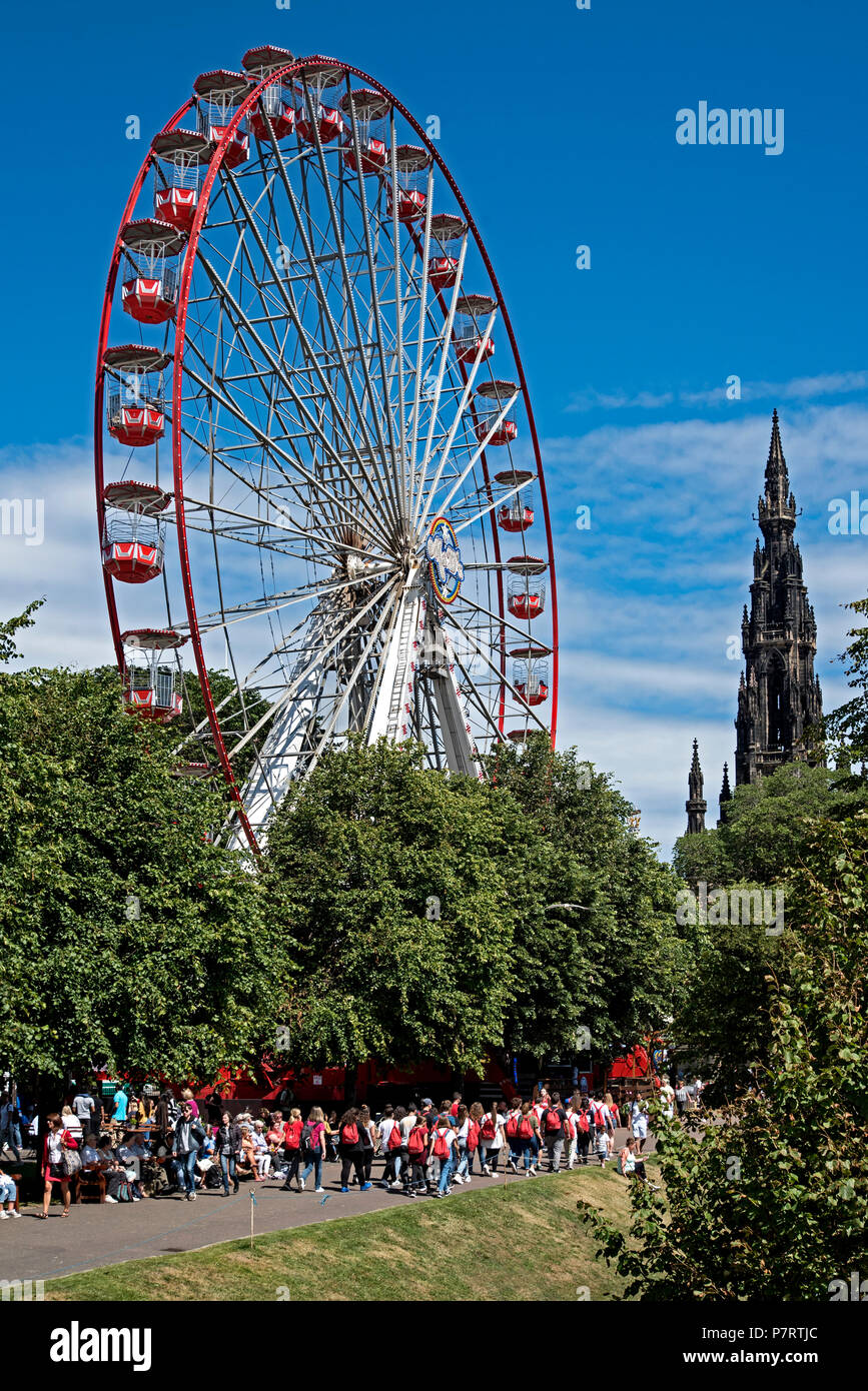 Les habitants et les touristes profitant du soleil et les attractions dans les jardins de Princes Street, Édimbourg, Écosse, Royaume-Uni. Banque D'Images