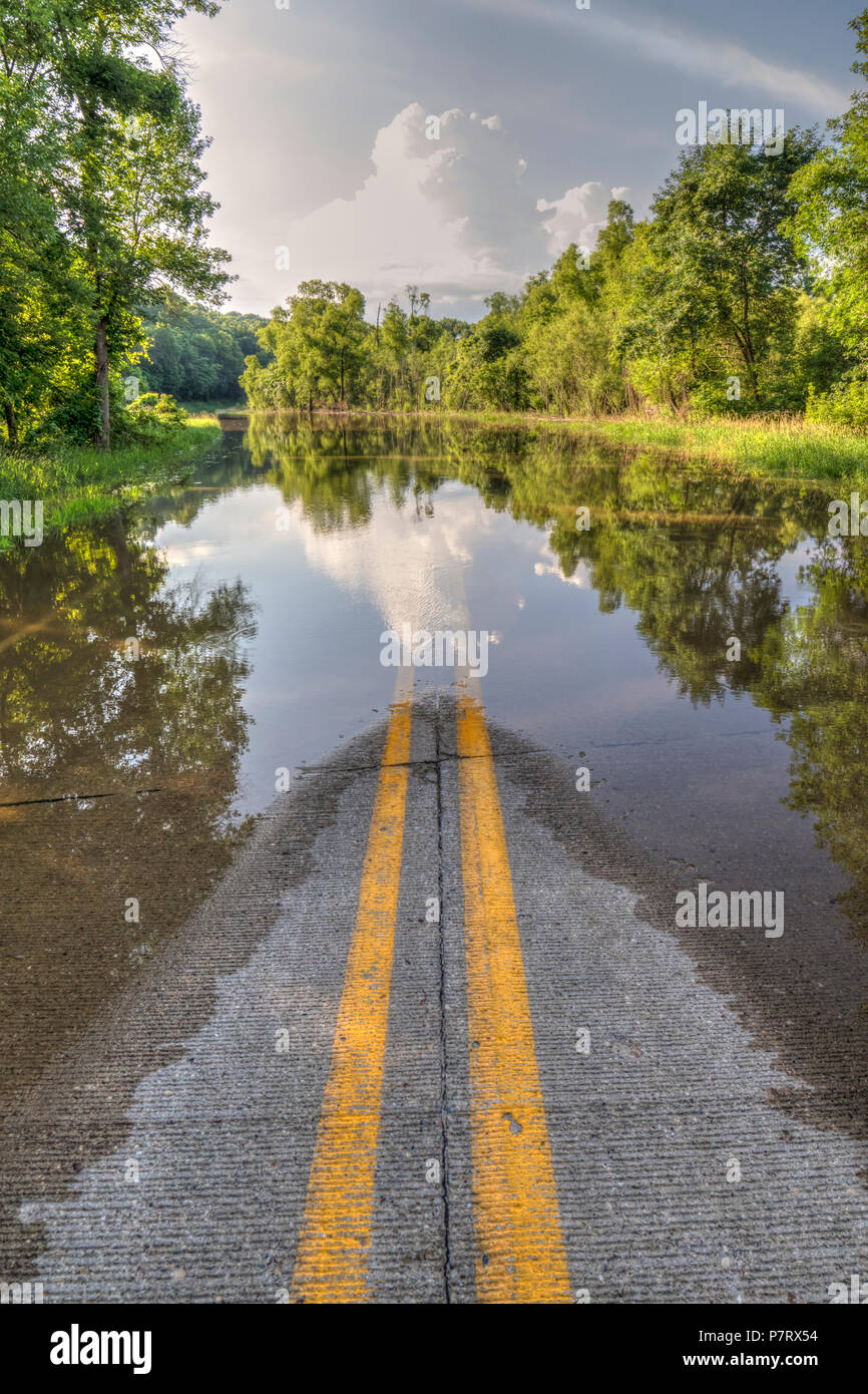 Route de campagne inondée après des pluies, Iowa, États-Unis. Banque D'Images