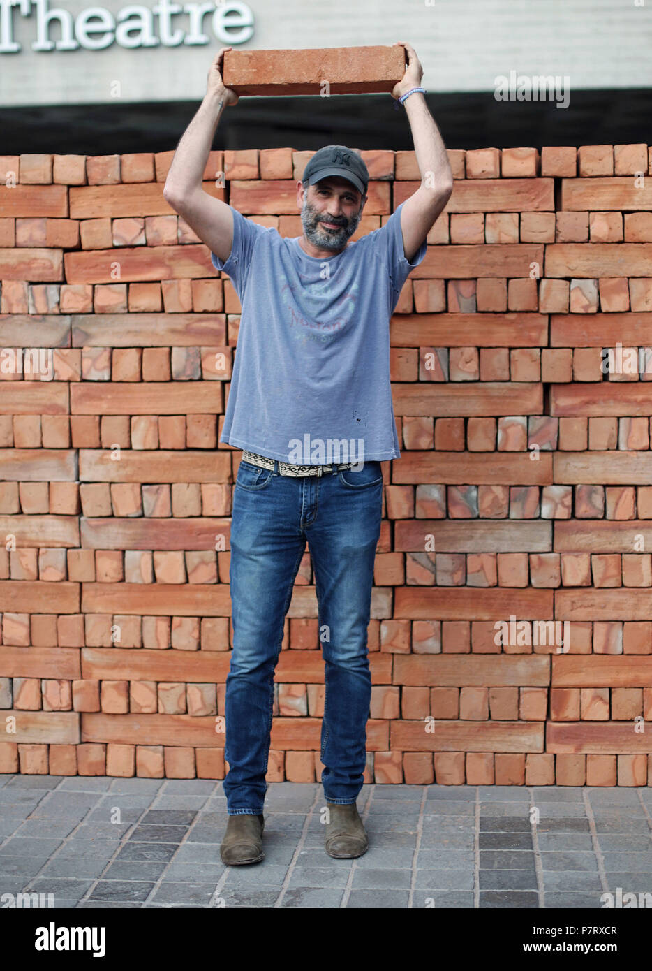 Artiste mexicain Bosco pose à côté de son Sodi artwork Muro, un mur construit sur la rive sud de Londres pour protester contre le président américain, Donald Trump. Le mur, qui est de deux mètres de haut et de huit mètres de long, est construit à partir de 1 600 briques fabriquées au Mexique, chacun signé par l'artiste. Les passants ont été invités à démanteler le mur brique par brique et prendre une partie de l'installation maison. Banque D'Images