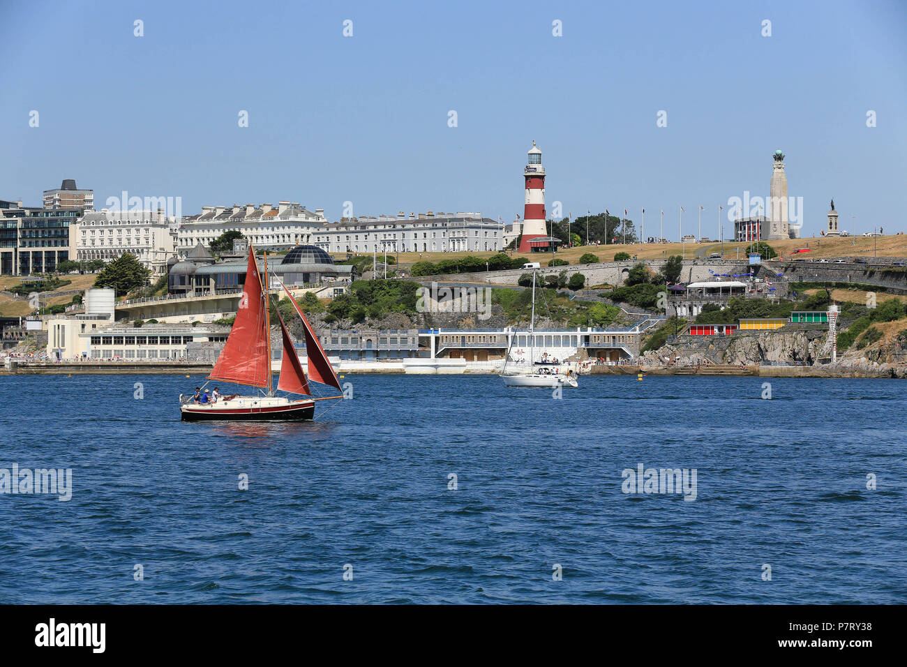 Classic Yachts à voile passé Smeaton's Tower, Plymouth Hoe, Angleterre, Royaume-Uni Banque D'Images