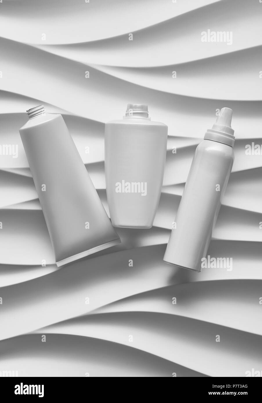 Belle affiche de format avec des vagues gris fond abstrait avec tonalités grisâtre, avec des contenants de plastique blanc propre : pot de crème, bouteilles, t Banque D'Images
