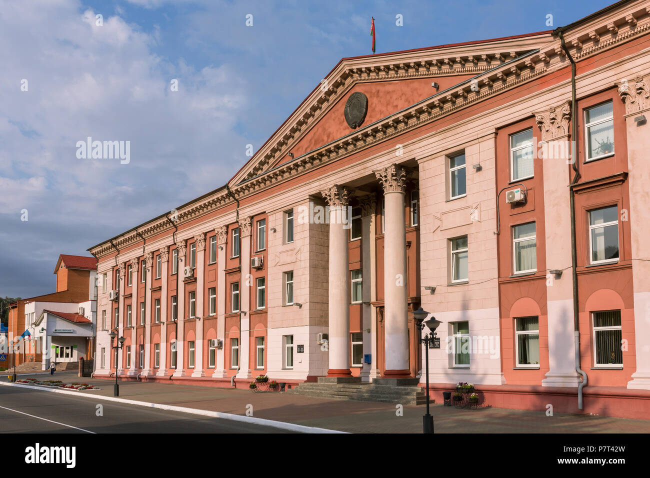 Mozyr, Bélarus - 23 septembre 2017 : Ancien bâtiment administratif de l'architecture soviétique dans le sud de la Biélorussie, Mozyr. Banque D'Images