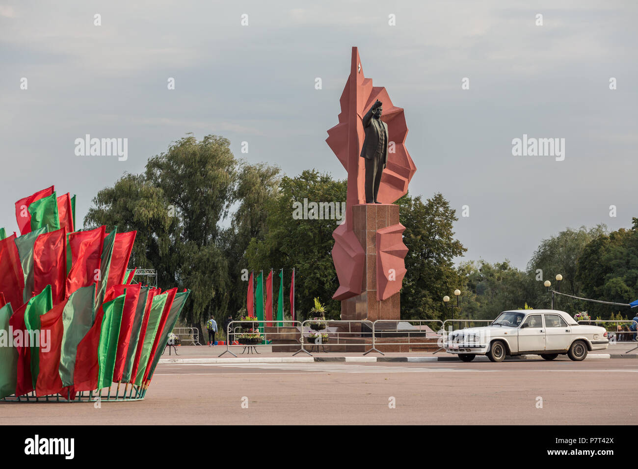 Mozyr, Bélarus - 23 septembre 2017 : statue de Lénine sur la Place Lénine avec des drapeaux en couleurs nationales et voiture rétro soviétique dans le sud de la Biélorussie, Mozyr Banque D'Images