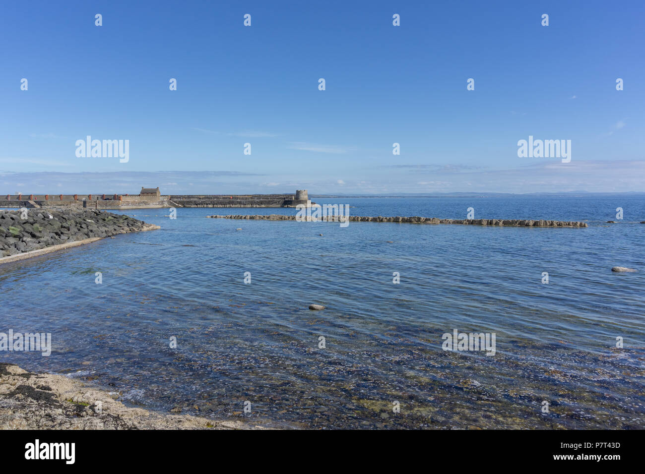 Saltcoats Pier et la défense de la mer sur un superbe été en Ecosse Banque D'Images