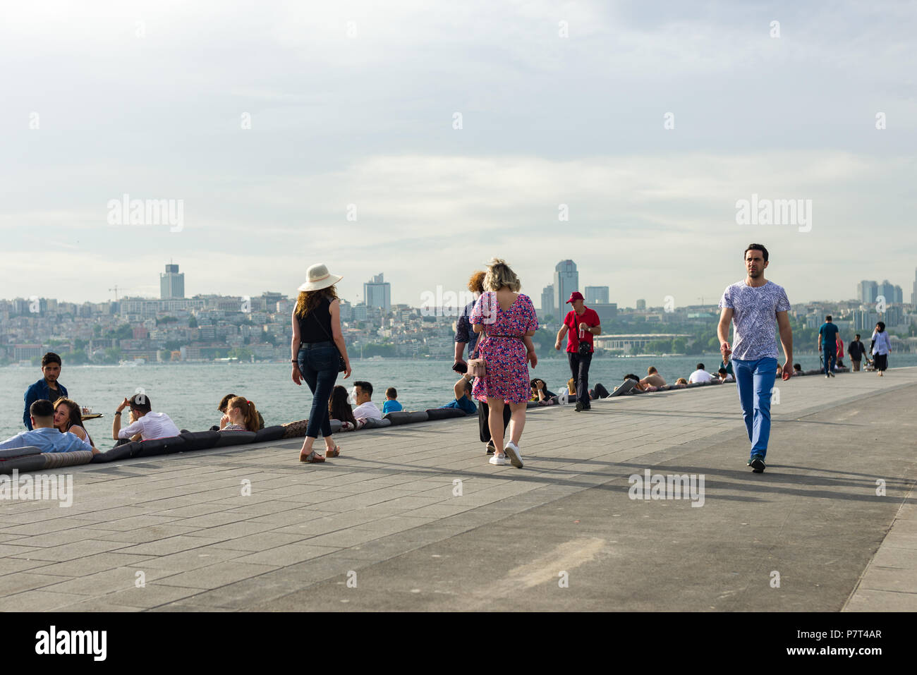 Les gens qui marchent sur la promenade ainsi que d'un espace salon  profitant de la vue sur le détroit du Bosphore, Üsküdar, Istanbul, Turquie  Photo Stock - Alamy