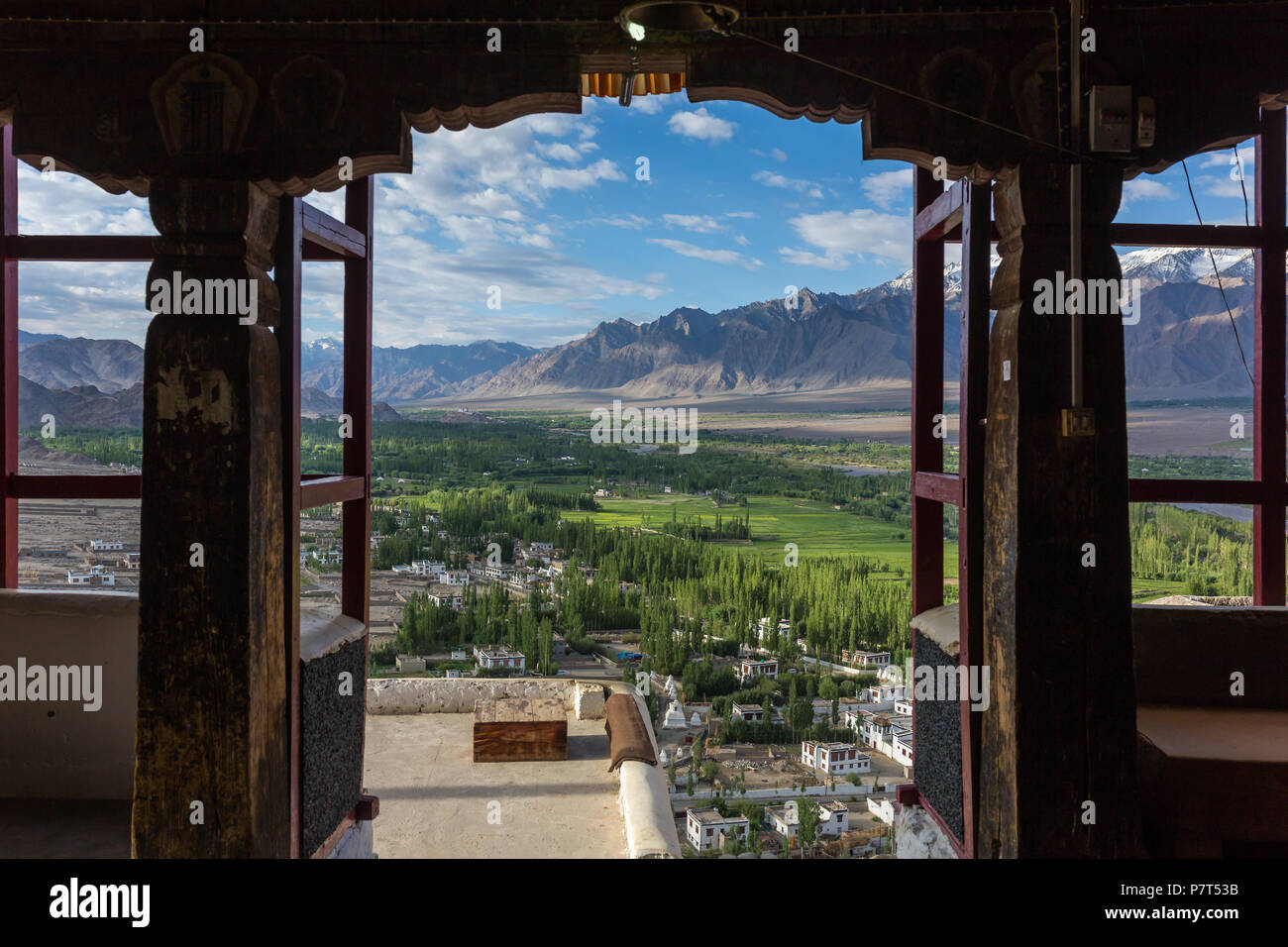 Beau paysage de la vallée verte vue depuis le monastère de Thiksey Gompa au Ladakh, Inde. Banque D'Images