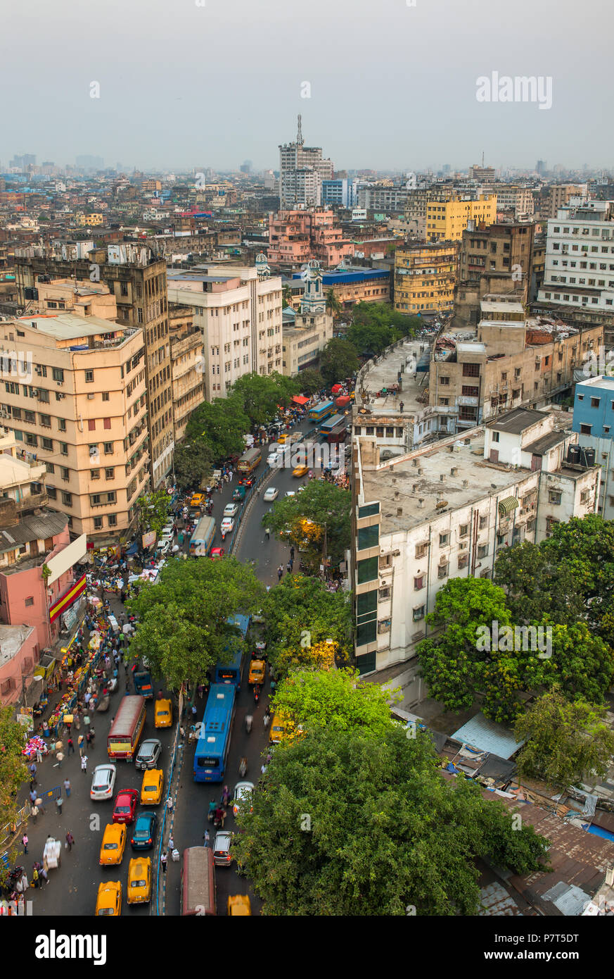 Le trafic sur la ville de Kolkata de monde street dans le centre-ville, dans l'ouest du Bengale, en Inde. Vue d'en haut Banque D'Images