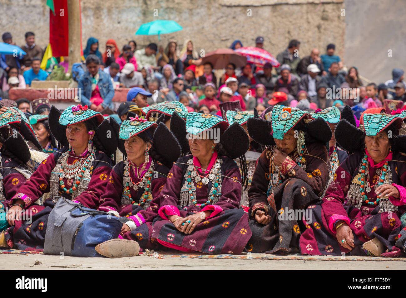 Leh, Inde - le 19 juin 2017 : Unidentified Zanskari Femmes portant une coiffe traditionnelle ethnique Ladakhis et turquoises appelé Perakh Perak, L Banque D'Images