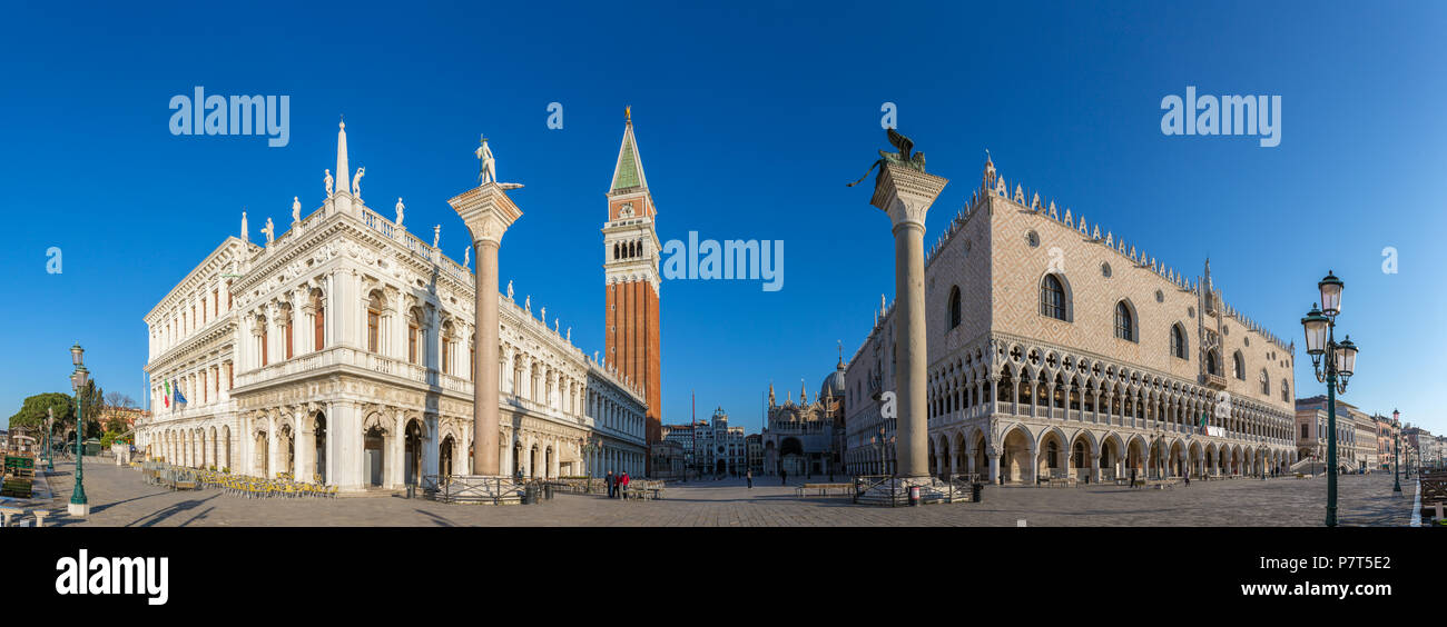 Venise, Italie - 22 mars 2018 : journée ensoleillée, vue panoramique de la place San Marco avec le Palais des Doges à Venise, Italie Banque D'Images