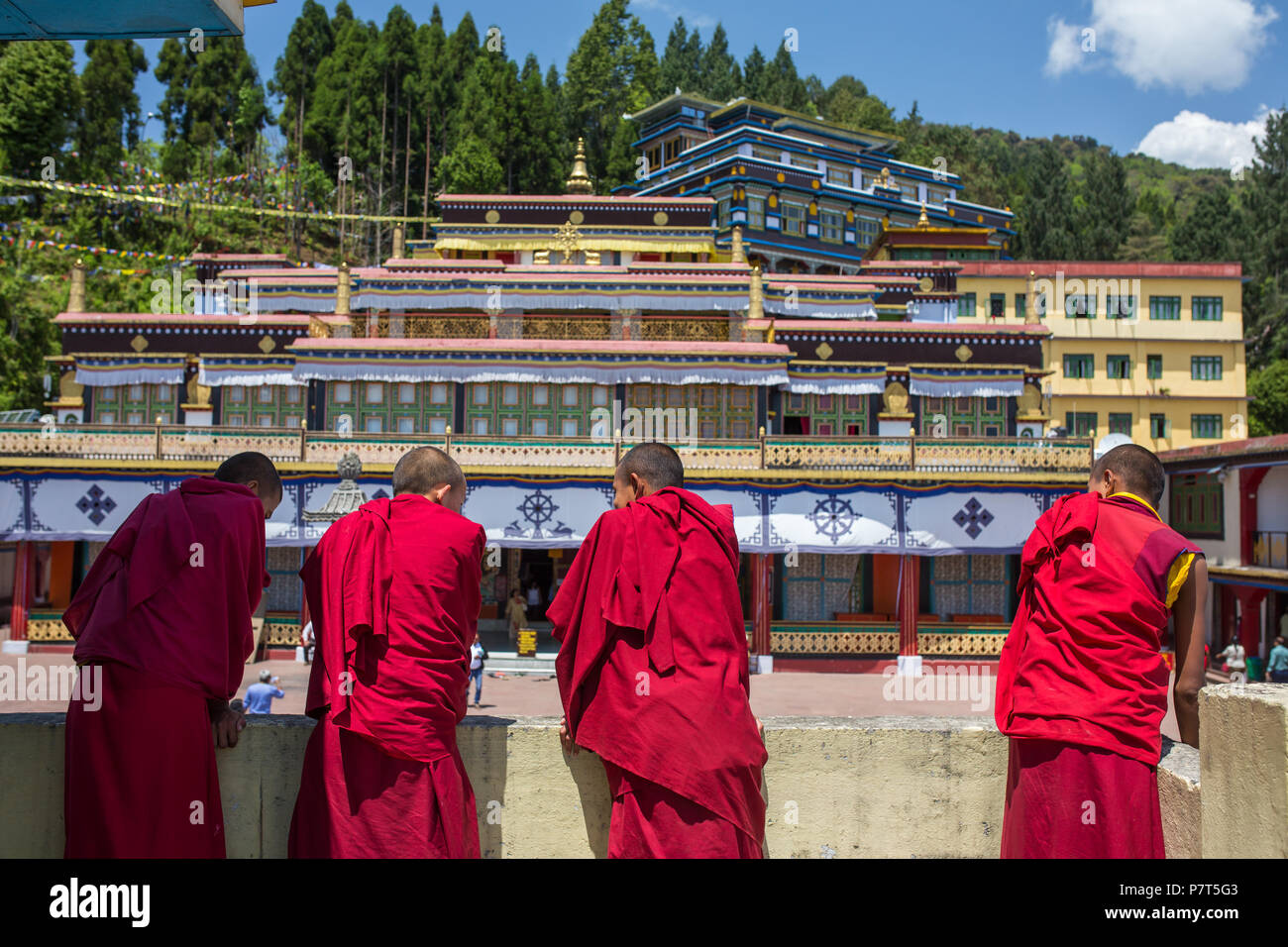 Le Sikkim, Inde - Mai 2, 2017 : moines tibétains reste au niveau supérieur du monastère de Rumtek à Gangtok, au Sikkim, Inde Banque D'Images