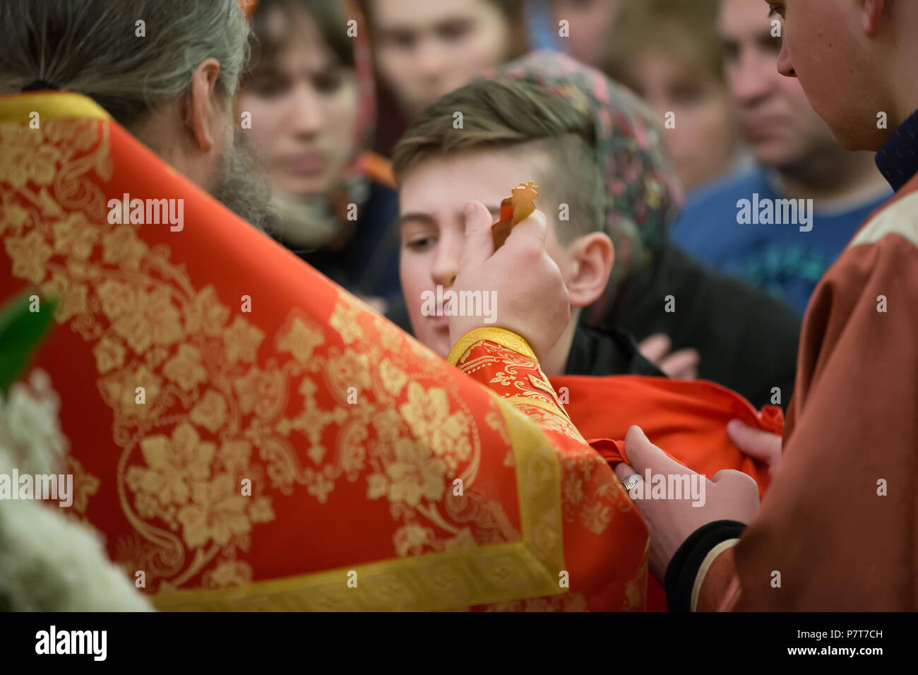 Biélorussie, Minsk, 8 avril 2018. Le monastère de Nikolsky. La célébration de la Pâques orthodoxe. La cérémonie du participe passé dans la foi orthodoxe. Communion Banque D'Images