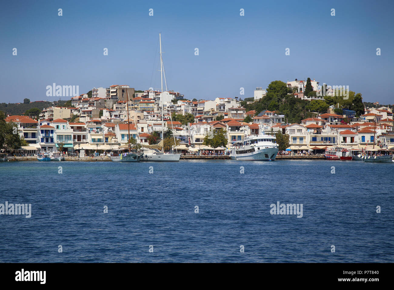 Vue panoramique de la ville de Skiathos sur l'île de Skiathos en Grèce Banque D'Images