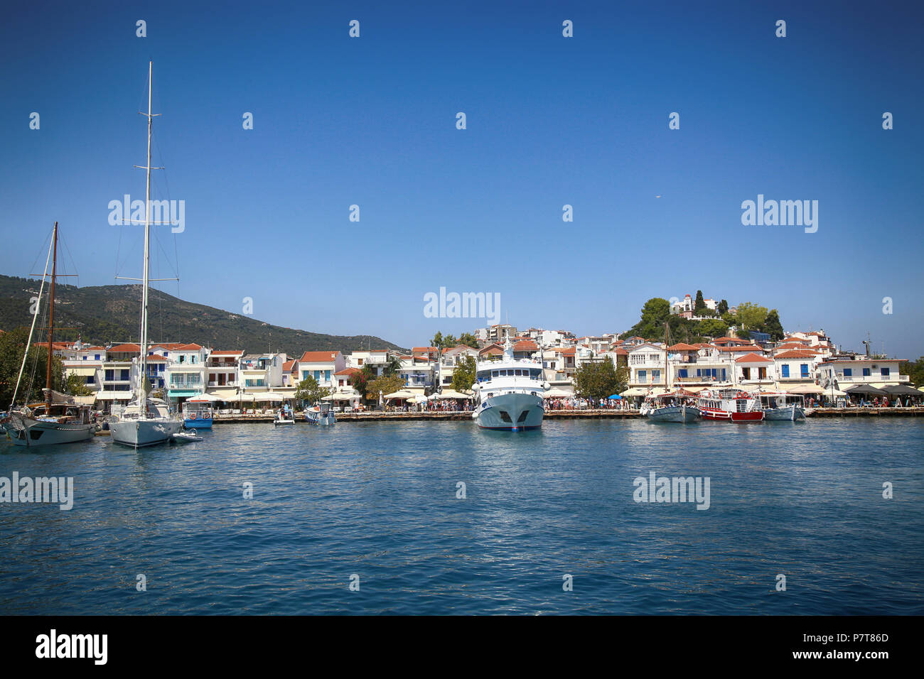 Vue panoramique de la ville de Skiathos sur l'île de Skiathos en Grèce Banque D'Images
