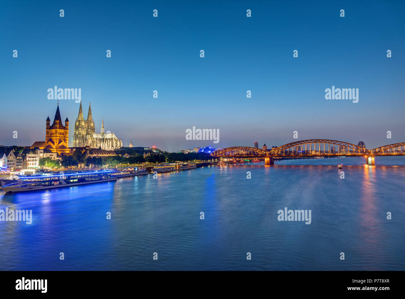L'horizon de Cologne célèbre avec la cathédrale au crépuscule Banque D'Images