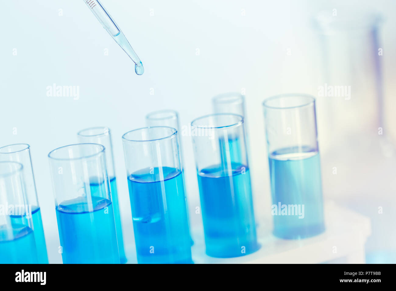 Tube de verre scientifique couleur bleue dans Laboratoire de recherche pour la sci fond papier peint. Banque D'Images