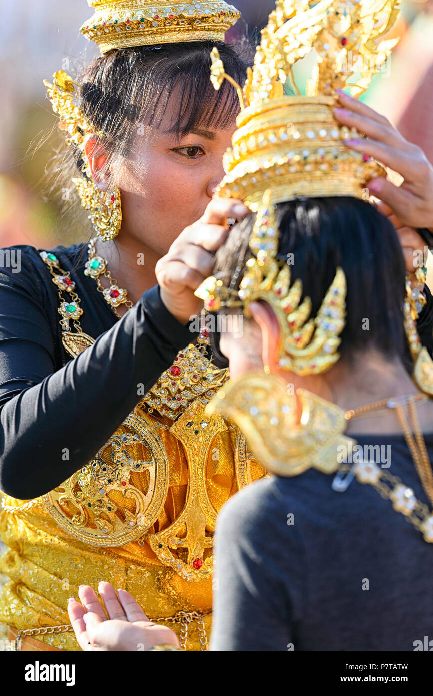 Jour Défilé du Stampede de Calgary 2018. Deux femmes de la Communauté thaï traditionnel réglage de la couronne (apsara) diadem Banque D'Images