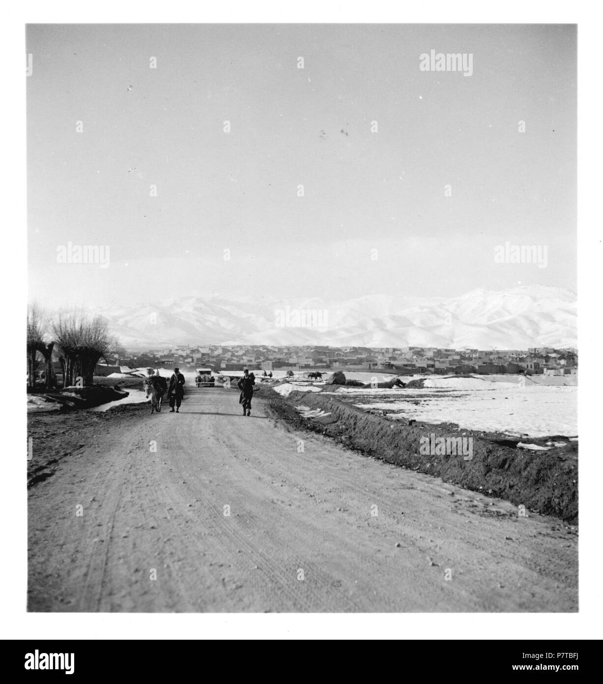 Persien, Hamadan : Landschaft ; Strasse, im Hintergrund schneebedeckte Berge. à partir de 1933 jusqu'à 1934 77 CH-NB - Persien, Hamadan- Landschaft - Annemarie Schwarzenbach - SLA-Schwarzenbach-A-5-04-028 Banque D'Images