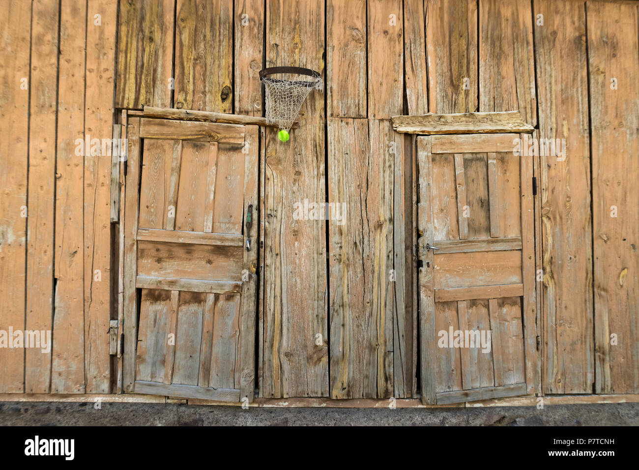 Portes de grange avec balle de tennis dans Altyn Emel National Park, au Kazakhstan Banque D'Images