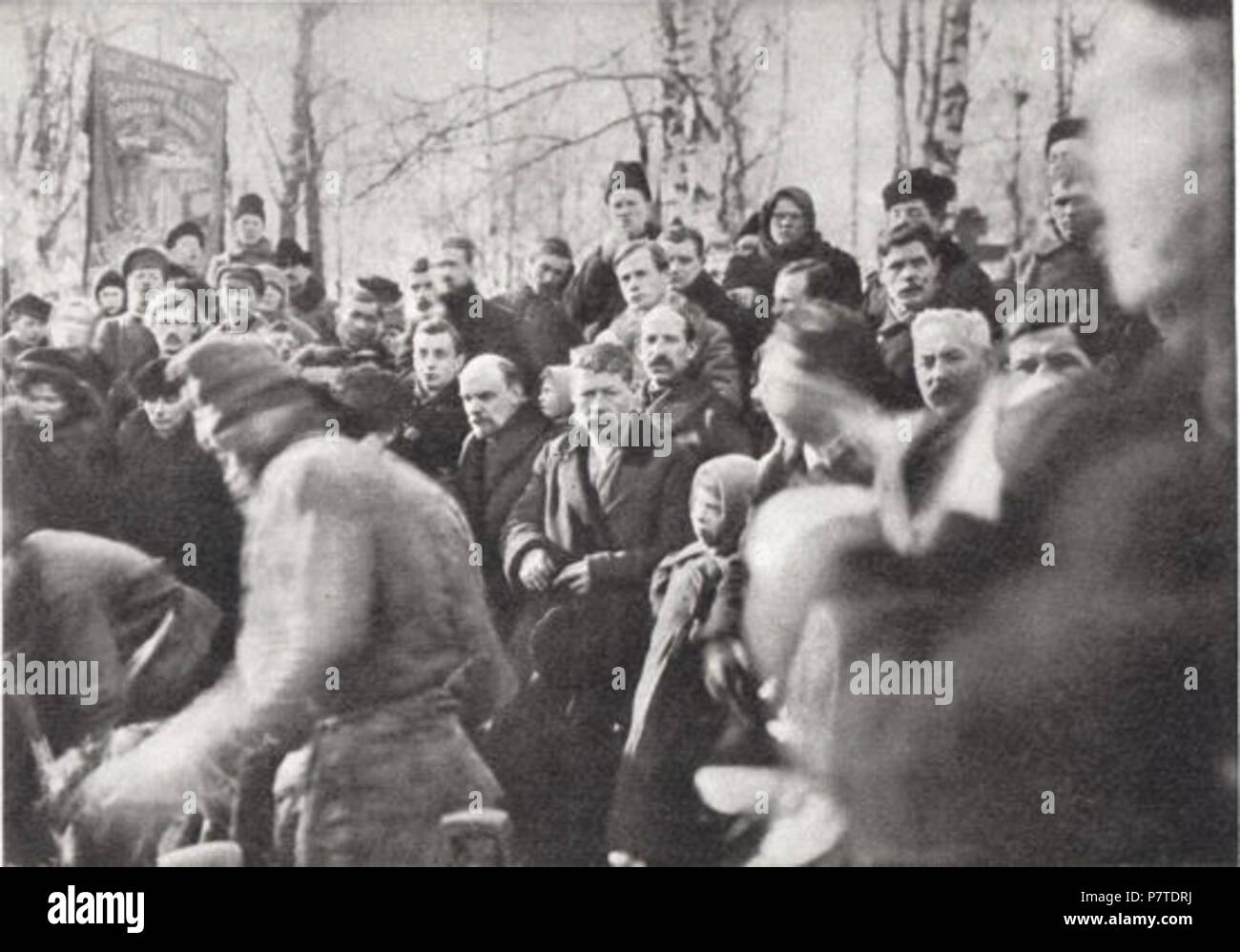 : . ., . . .. . Anglais : Vladimir Lénine, Anna Elizarova lors des funérailles de Mark Elizarov au cimetière Volkovo. 13 mars 1919 166 Funérailles de Mark Elizarov 2 Banque D'Images