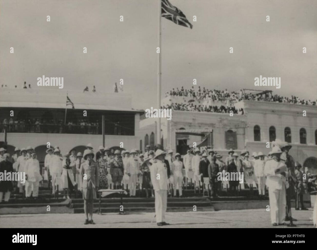 Anglais : Photographie prise à Aden en janvier 1939 lors de cérémonies tenues dans la célébration du centenaire de la règle britannique à Aden. Sur la droite, le gouverneur, Sir Bernard Reilly, est la lecture d'une proclamation. 22 mai 2014, 14:35:45 13 1939 Centennial Aden Banque D'Images