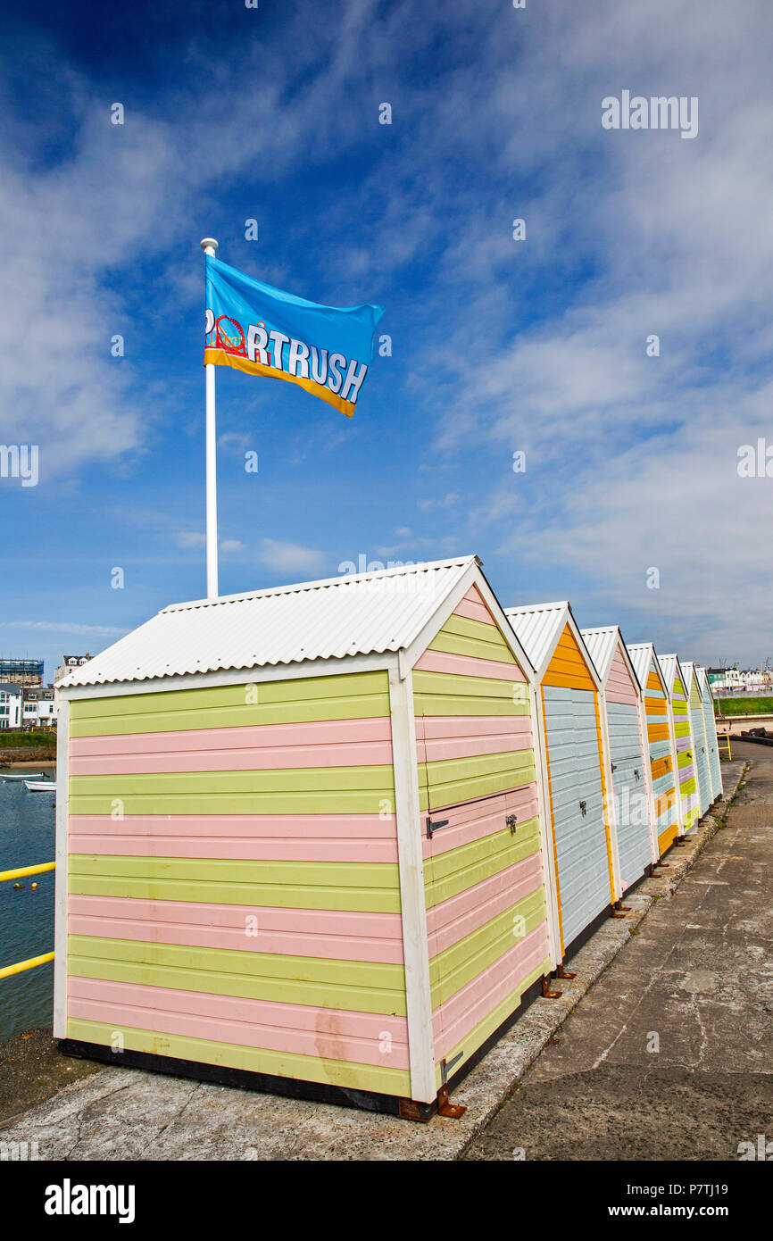 Royaume-uni, Irlande du Nord, Co Antrim, Portrush, cabines de plage sur le port de South Pier Banque D'Images