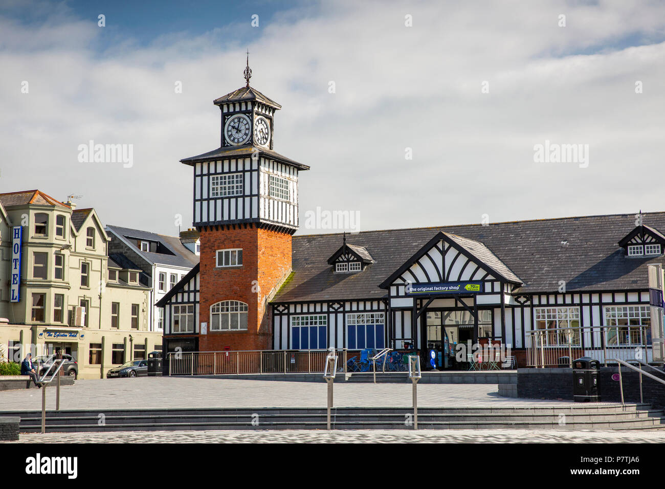 Royaume-uni, Irlande du Nord, Co Antrim, Portrush, Kerr Street, la jonction de la tour de l'horloge de l'ancienne gare ferroviaire, aujourd'hui le magasin d'usine d'origine Banque D'Images