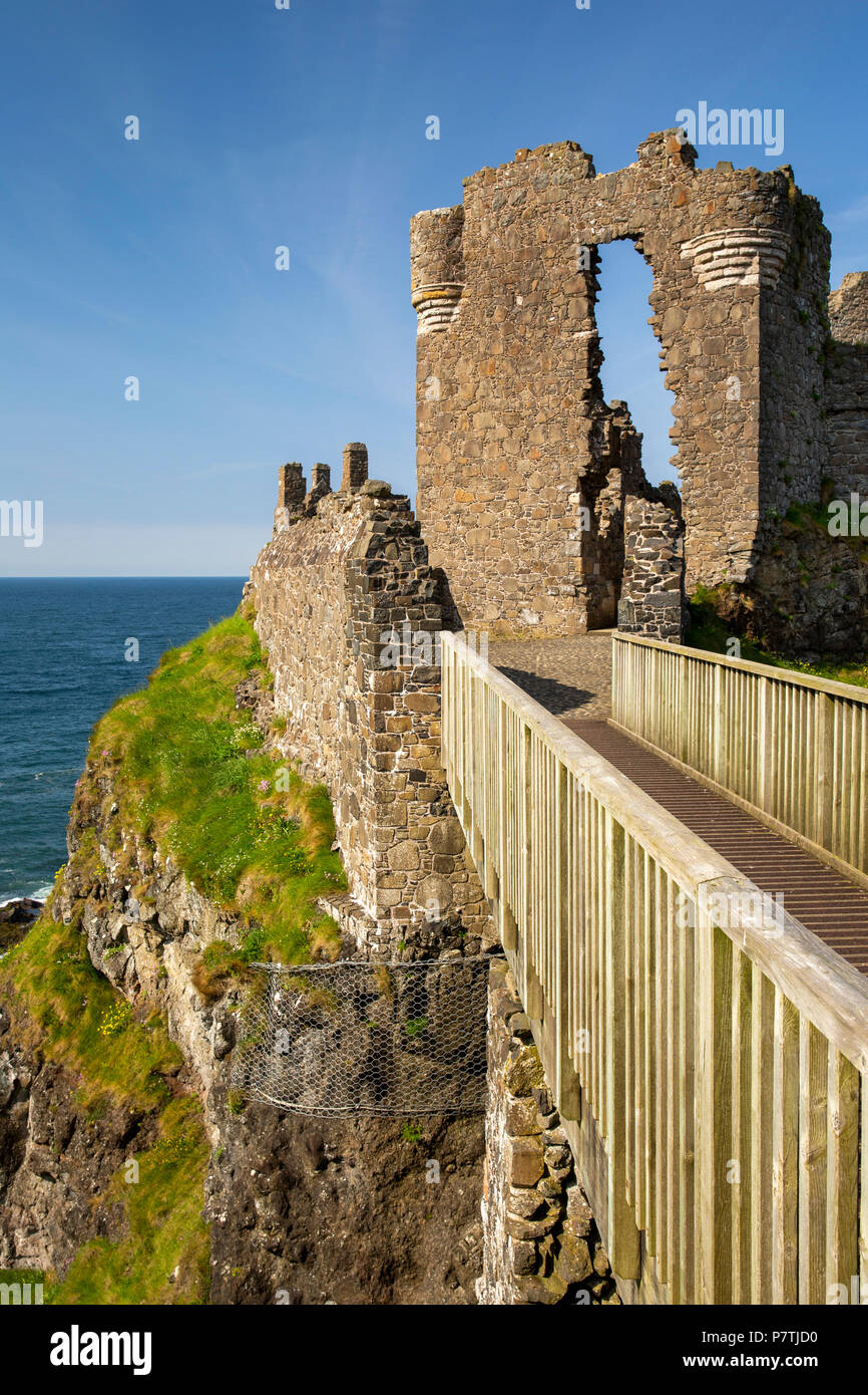 Royaume-uni, Irlande du Nord, Co Antrim, le château de Dunluce, de l'allée à gatehouse Banque D'Images