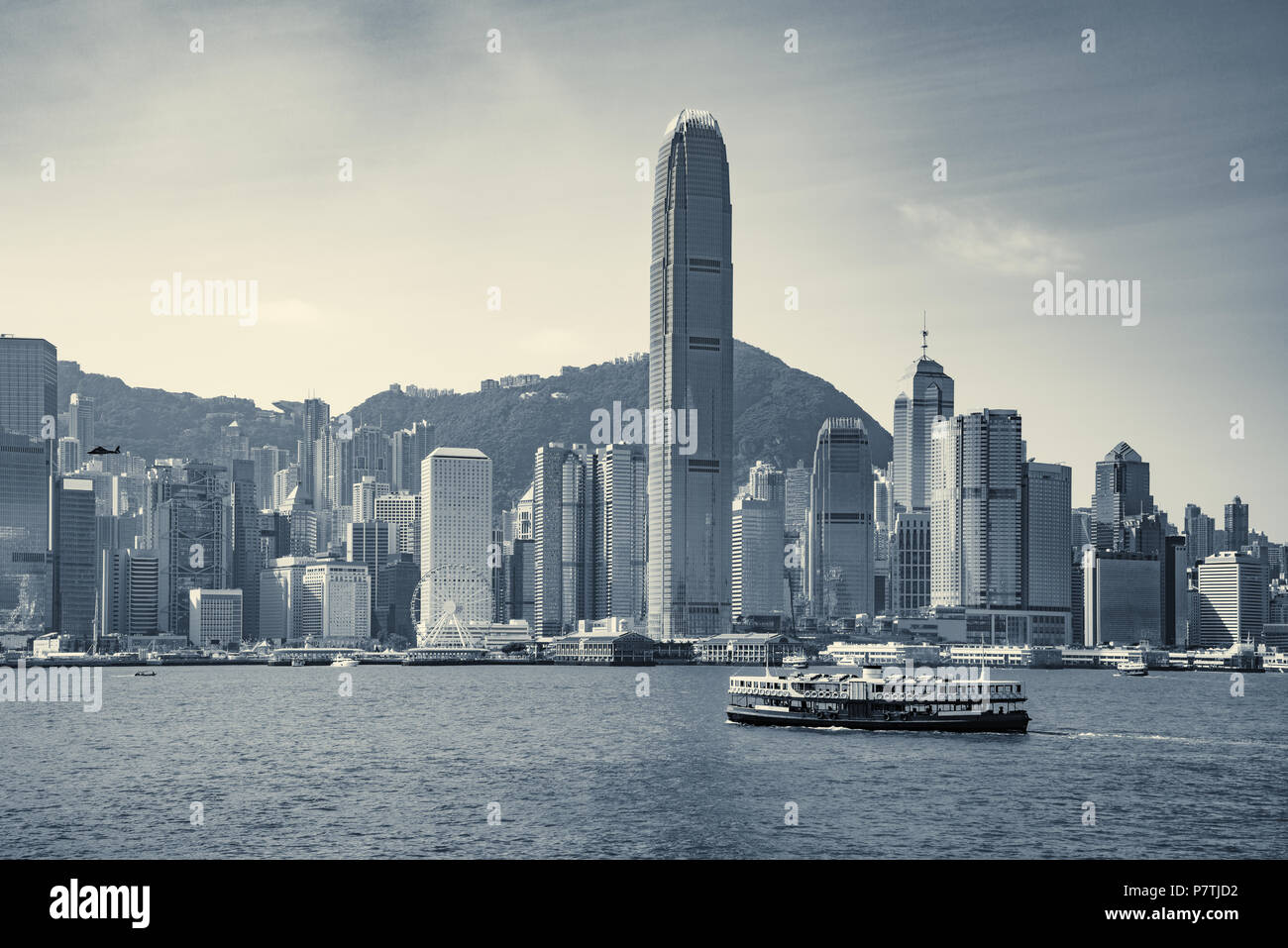 Vieux traversiers de passagers par la jetée. Hong Kong. Banque D'Images