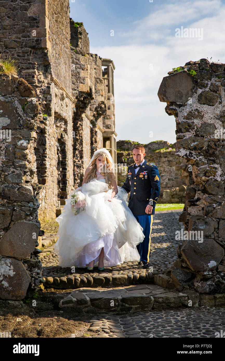 Royaume-uni, Irlande du Nord, Co Antrim, le château de Dunluce, wedding couple Banque D'Images