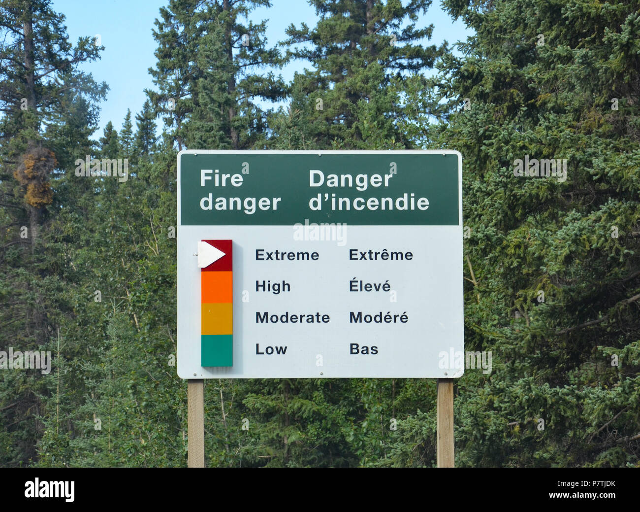 BANFF, AB / CANADA - Juillet 27, 2017 : FIre Danger sign fixé à l'Extrême sur l'autoroute transcanadienne int les Rocheuses canadiennes. Banque D'Images