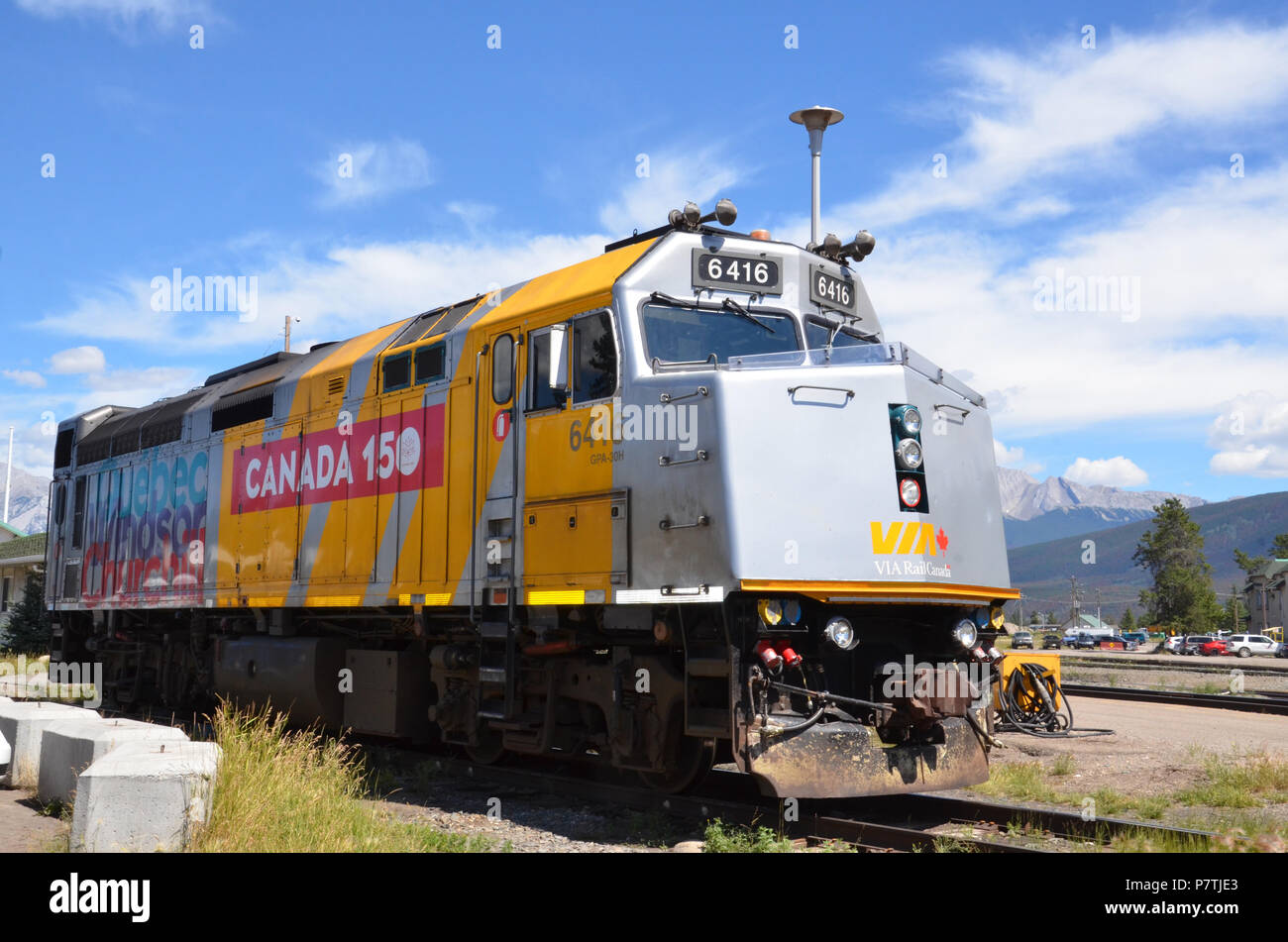 JASPER, AB / CANADA - 25 juillet 2017 : une locomotive avec Canada 150 décoration sur elle repose sur une voie ferrée à Jasper, en Alberta. Banque D'Images