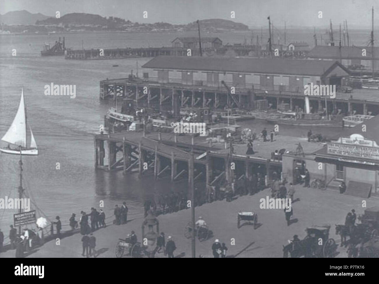 Anglais : à la recherche sur le front de mer d'Auckland à Auckland, Nouvelle-Zélande. Dans la distance, Devonport est visible avec derrière Rangitoto à gauche, et le plus près du Mont Victoria hills et North Head. Informations étendues sur la page web d'origine se lit comme suit : photographe : Winkelmann, Henry / Date : 1905 / Date : 1900-1909 / Description : Vue vers le nord sur le port à Devonport, montrant la Compagnie de ferry à vapeur de Devonport et jetée du Quay Street jetées tiré du Palace Café Gladstone, à l'angle de Queen Street et la rue Quay West / Sujet : Bord de mer, Auckland Central ; Fe vapeur Devonport Banque D'Images