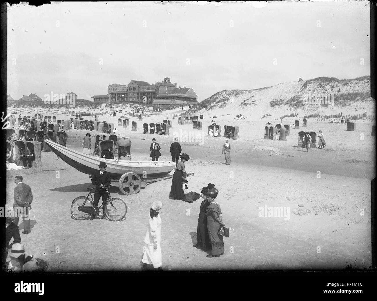 Het strand van Bergen aan Zee, même dix Zuiden van de afgang Zeeweg, gezien naar het noord-oosten, rencontré dans verschiet het hotel Nassau Bergen. Op de voorgrond wielstel op een een 1030. Datum : 1920 Catalogusnummer : FO1400103 . 21 juillet 2015, 14:30 41 Bergen aan Zee (19698528409) Banque D'Images