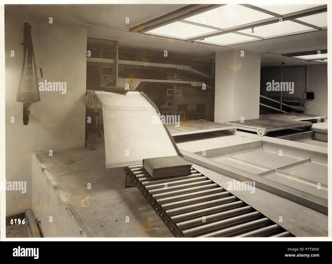 Anlage vor der Erweiterung : Auswurfstelle aufsteigenden des bandes im Erdgeschoss 152 ETH-bib-Zürich, ETH Zürich, Hauptgebäude (HG), Hauptbibliothek, Magazin, 01167 Förderband-Ans Banque D'Images