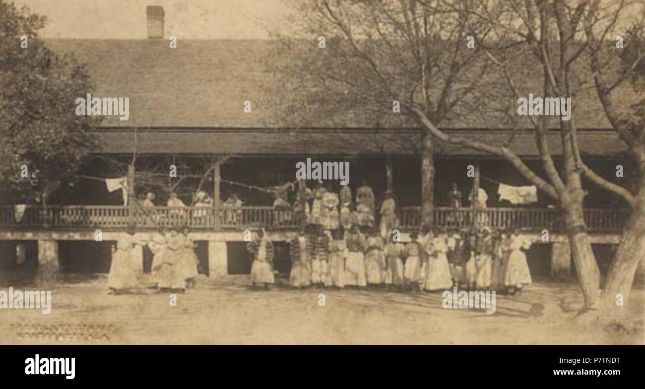 Anglais : les femmes debout à l'extérieur du bâtiment des femmes afro-américaines à la prison de Value Place Beaumont Elmore Comté (Alabama). Une nouvelle prison, construite au nord de ce site, a été achevée en décembre 1942 et est connu en 2011, comme la Prison des femmes de Julia Tutwiler. Entre vers 1890 et vers 1919 Pénitencier de l'état de l'Alabama 15 African American Women's Building Banque D'Images